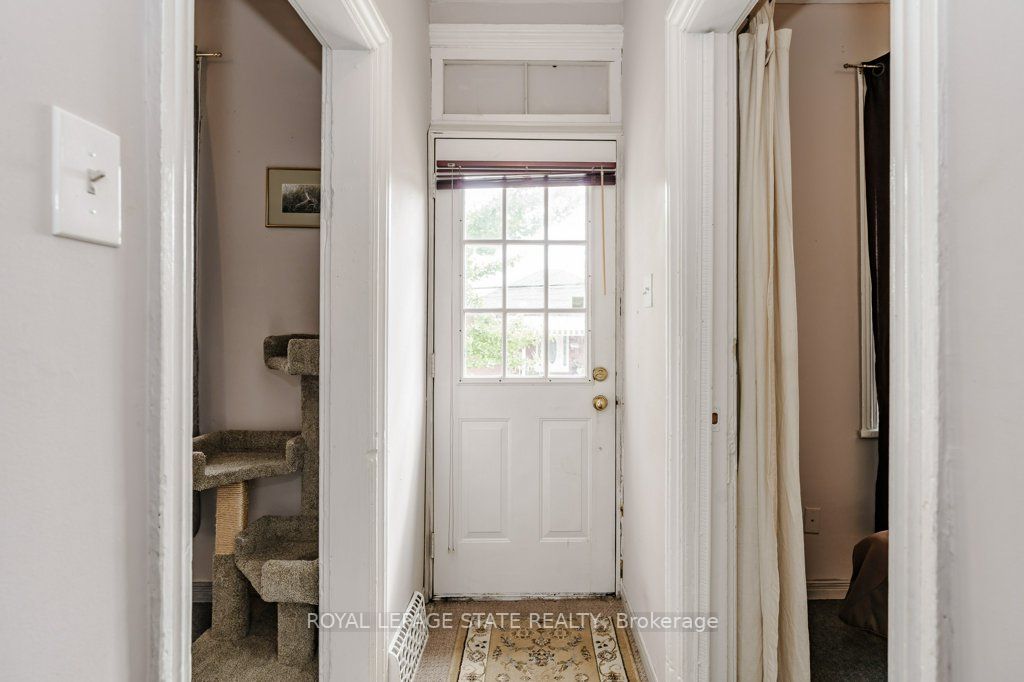 381-383 MacNab Street N