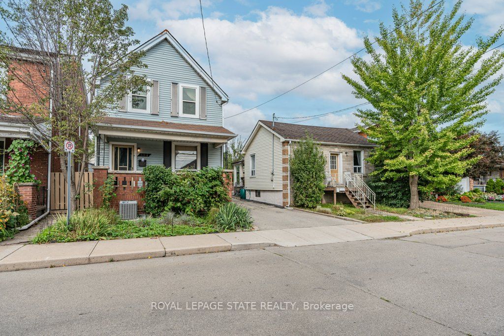 381-383 MacNab Street N