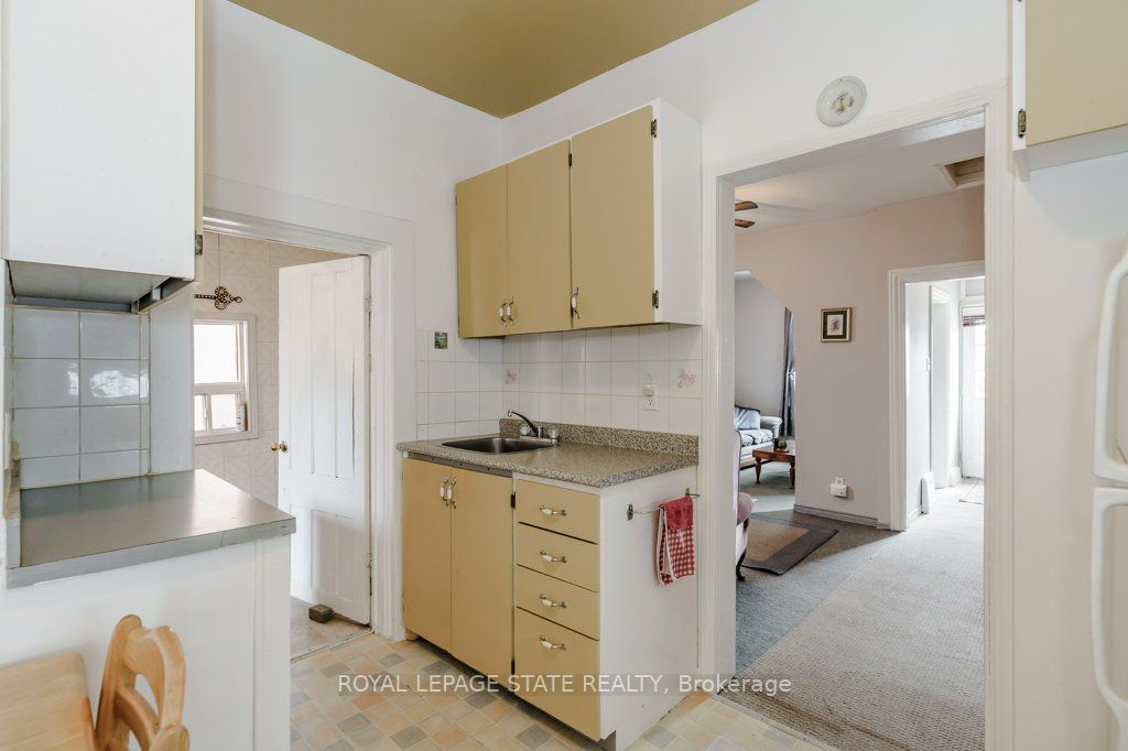 381-383 MacNab Street N