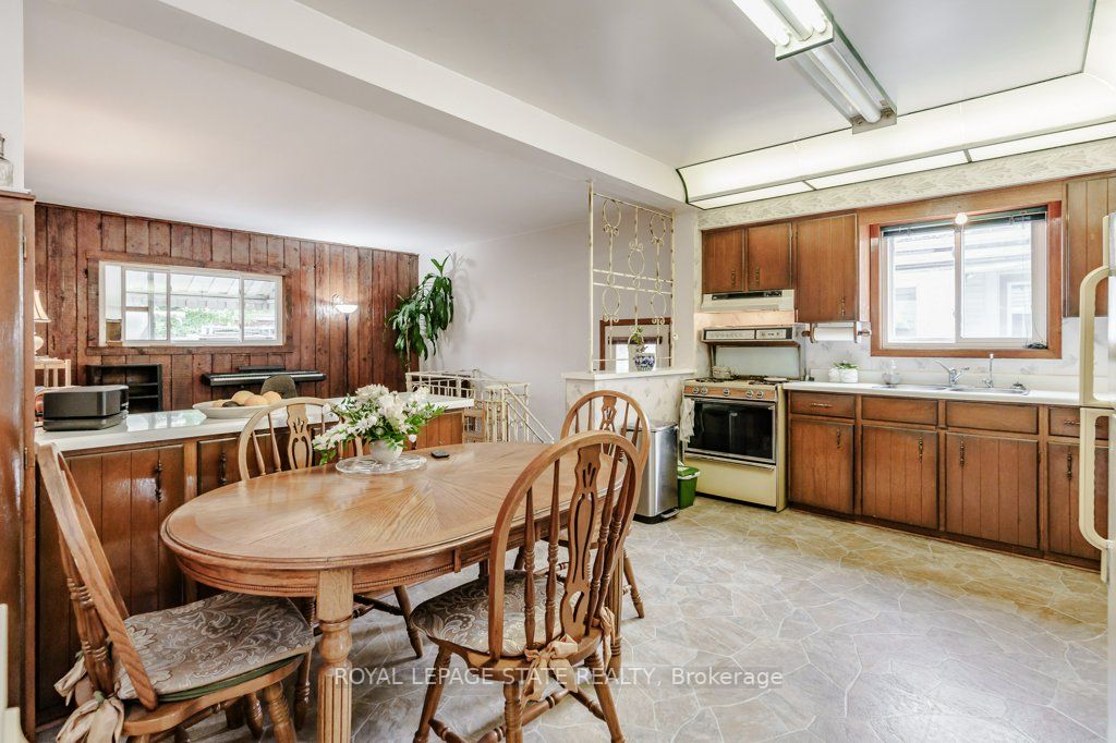 381-383 MacNab Street N