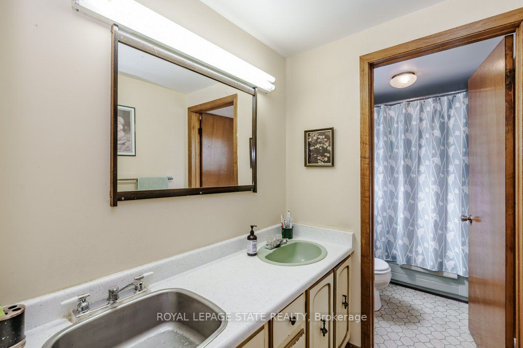 381-383 MacNab Street N
