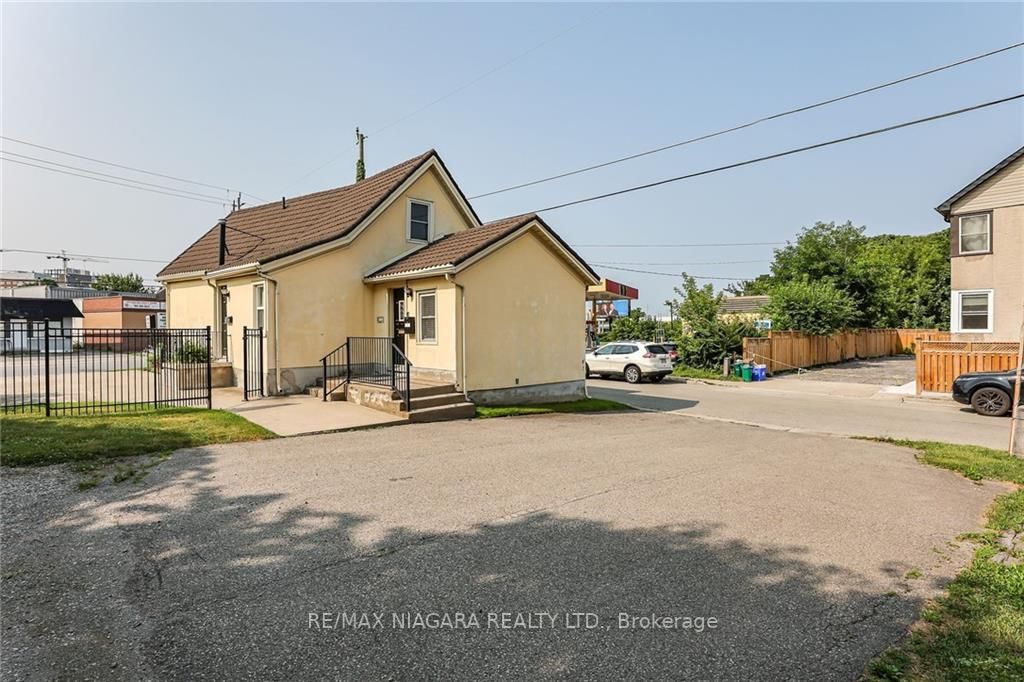 145 Welland Ave