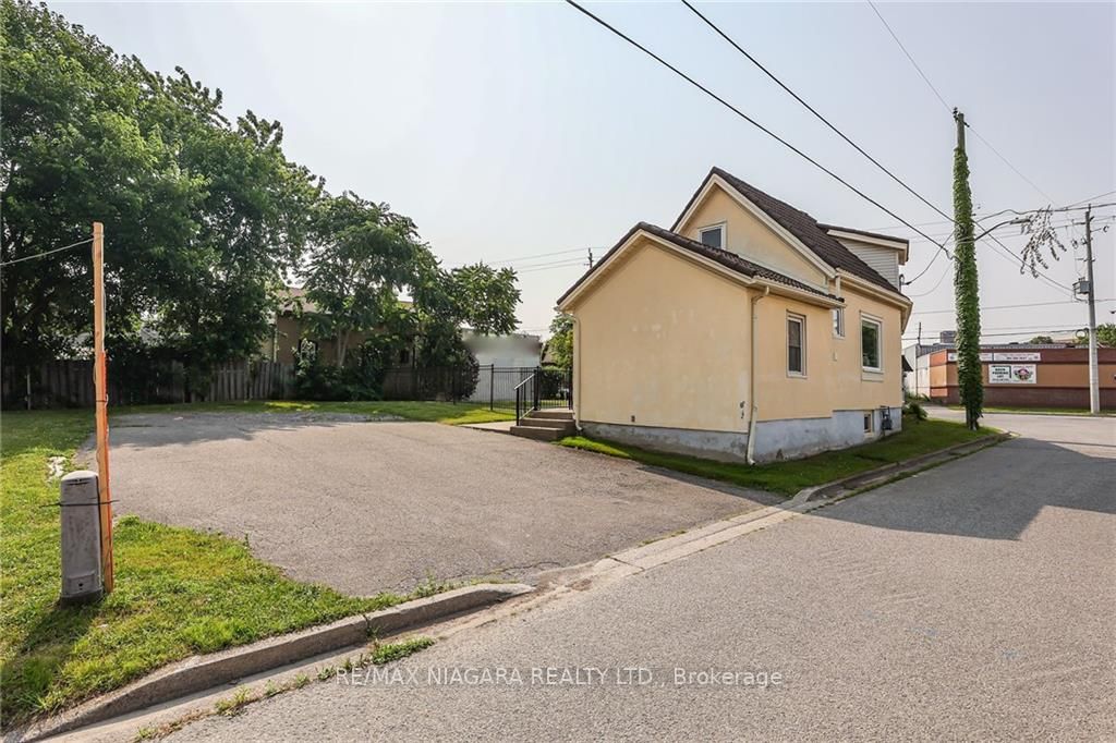 145 Welland Ave
