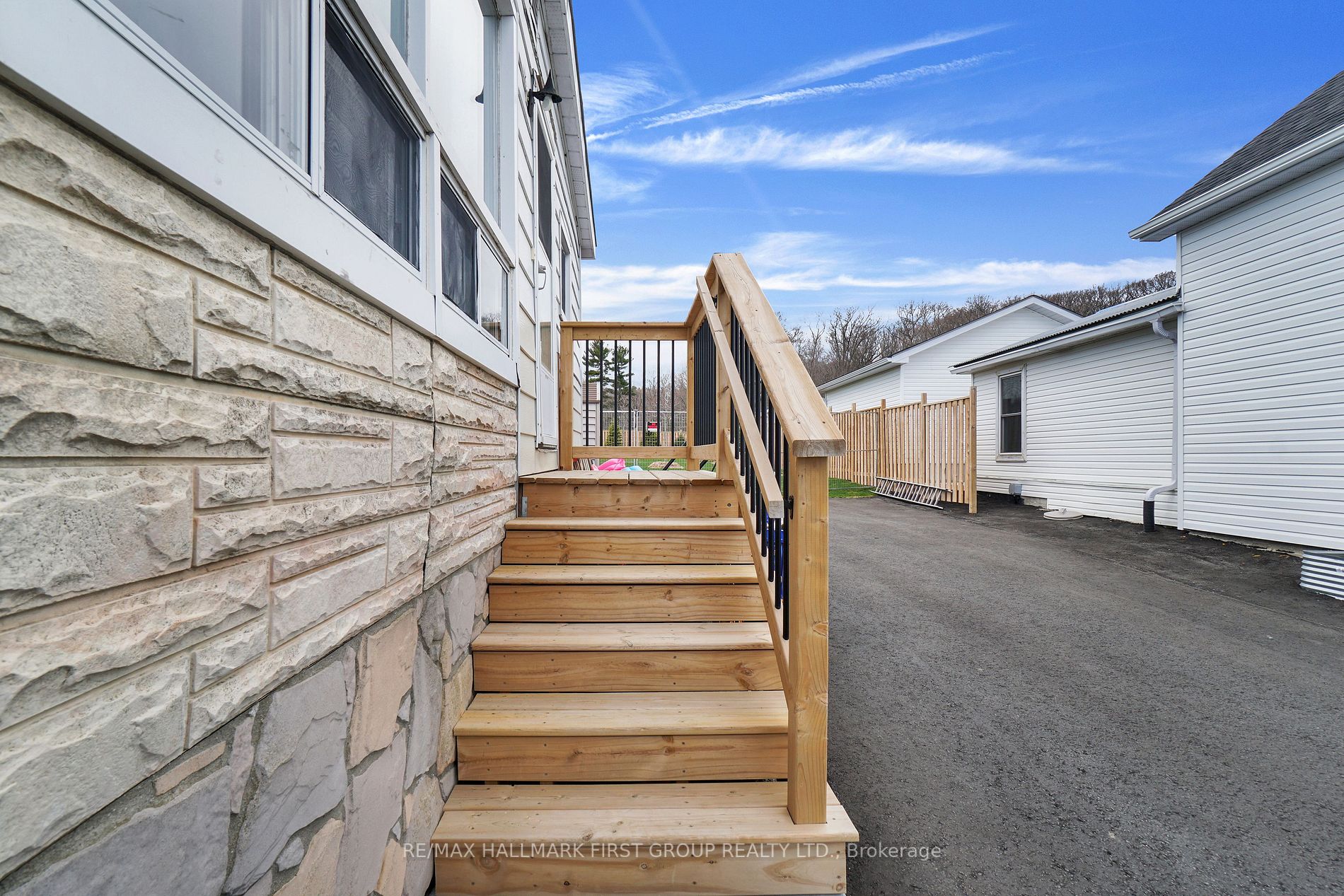 64 Alexander St