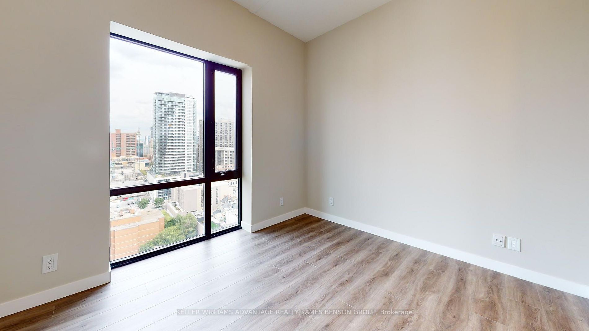 15 Queen St S, #1611