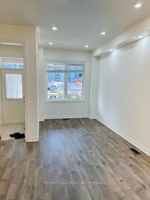 35 Riverwalk Dr