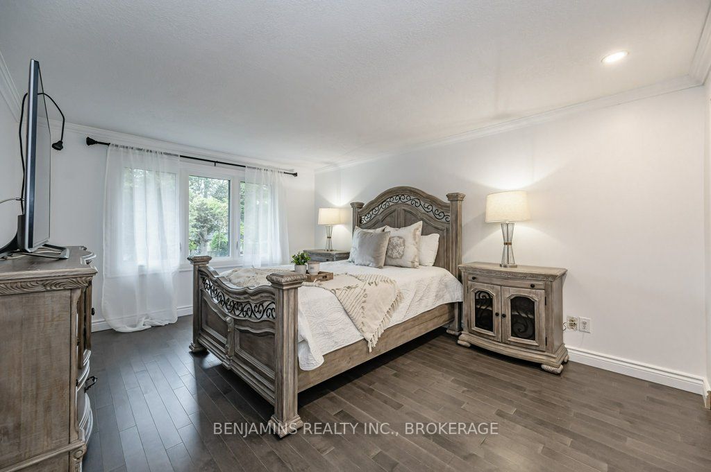 55 UNDERHILL Crescent