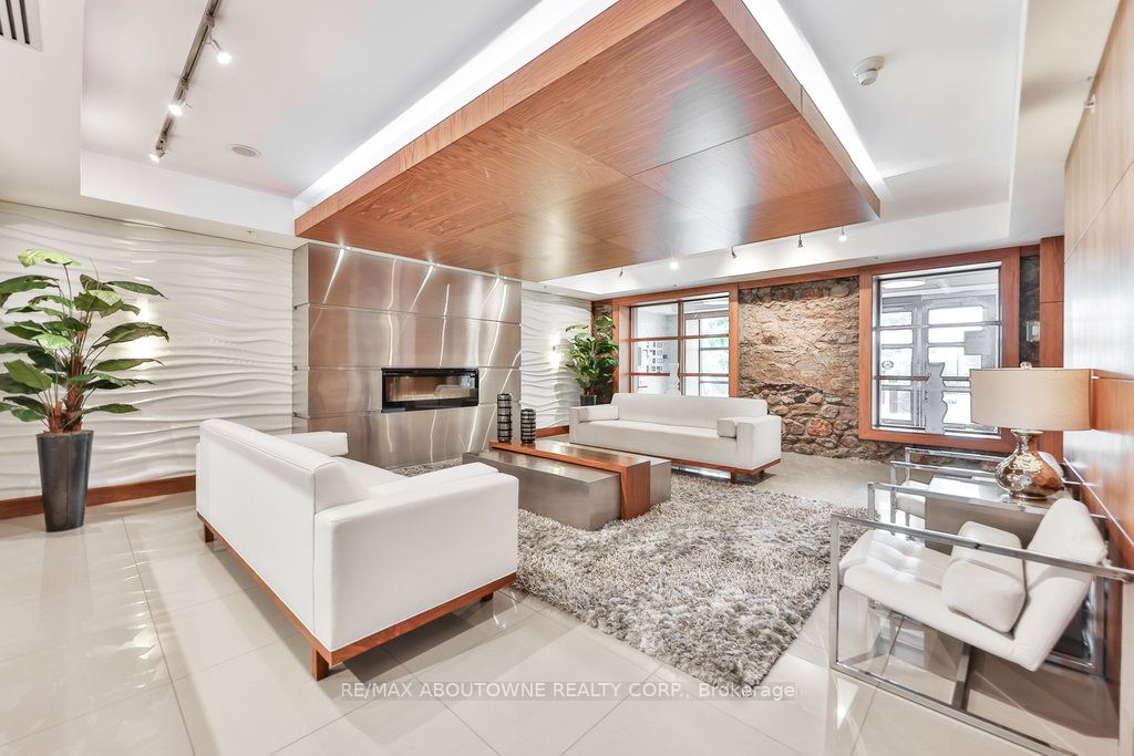 112 Benton St, #220