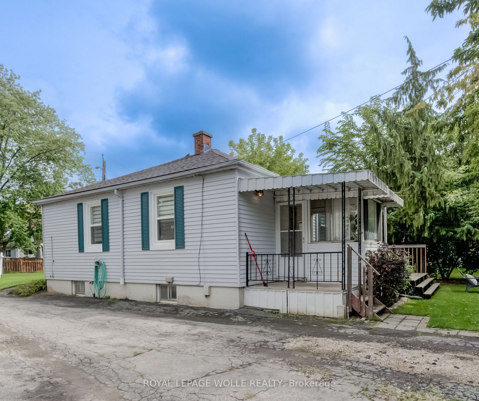 142 Lorne Crescent