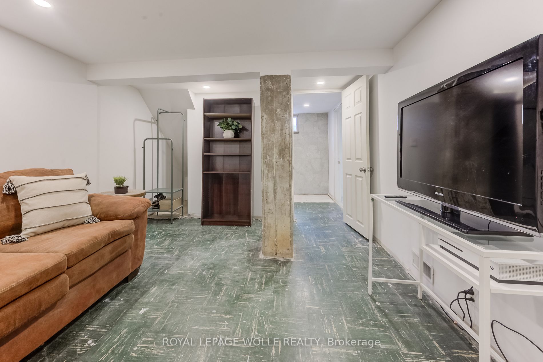142 Lorne Crescent