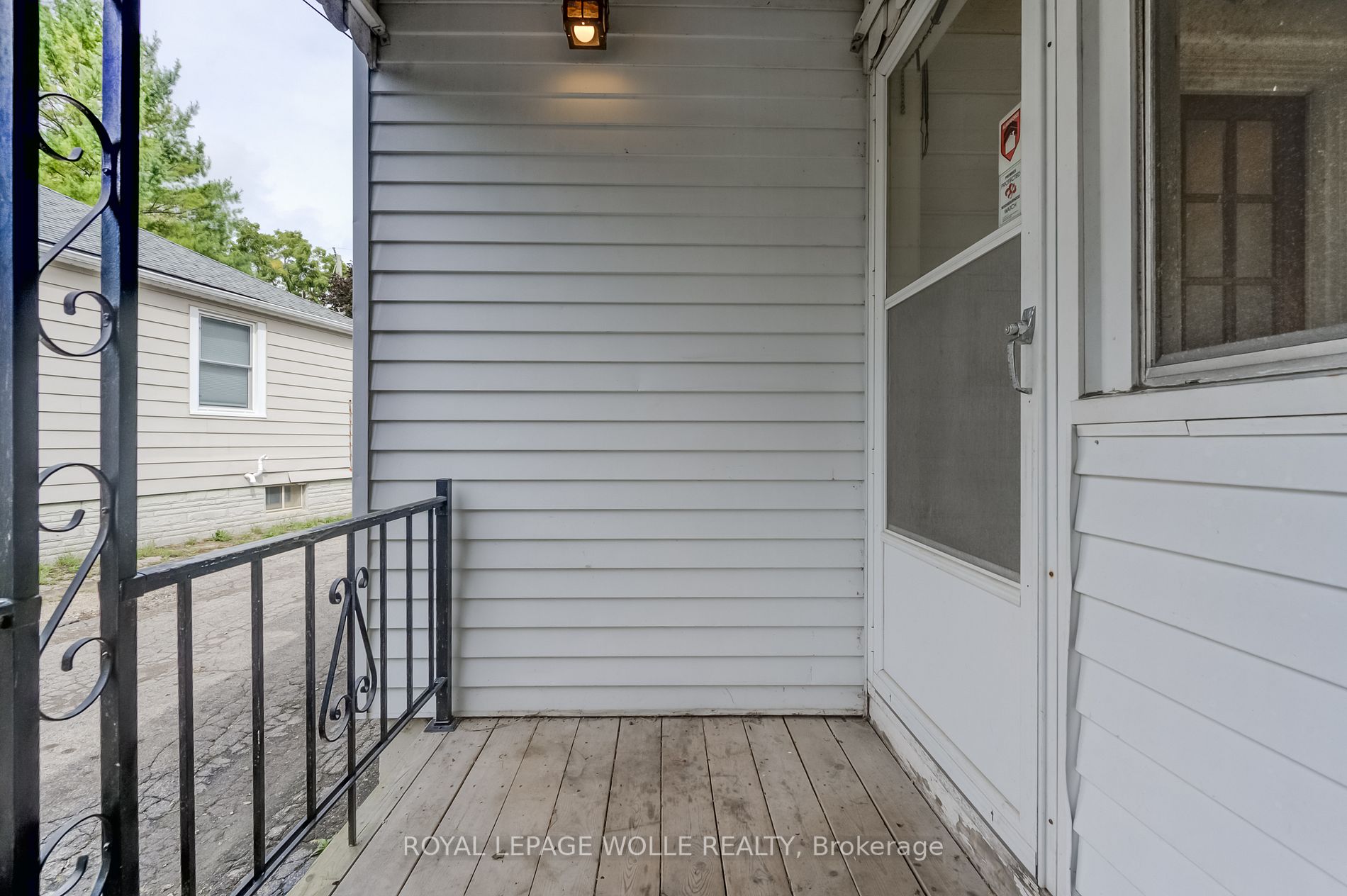 142 Lorne Crescent