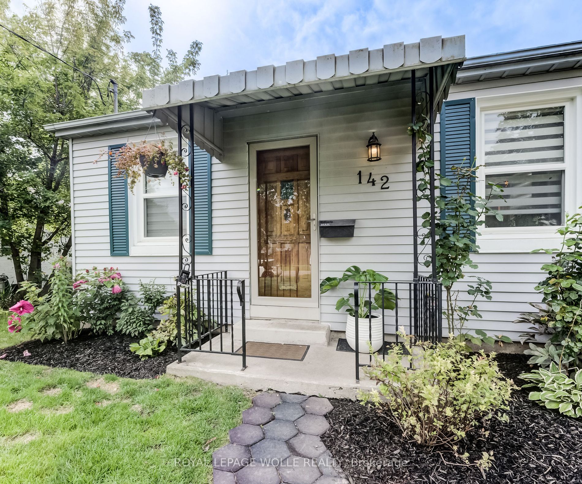 142 Lorne Crescent