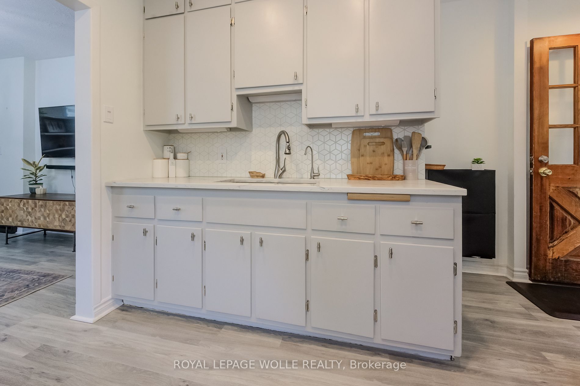 142 Lorne Crescent