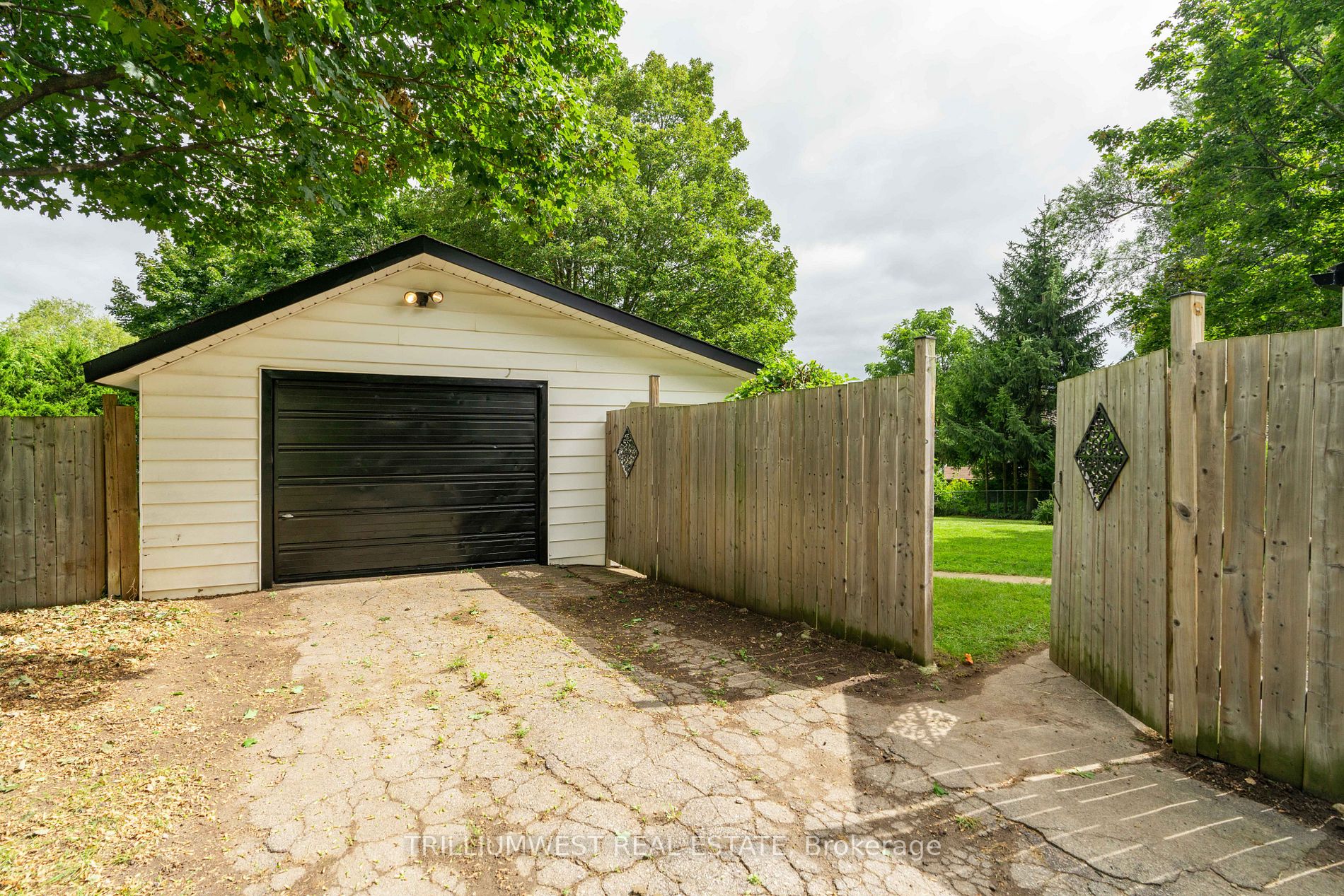 33 Merritt Boulevard