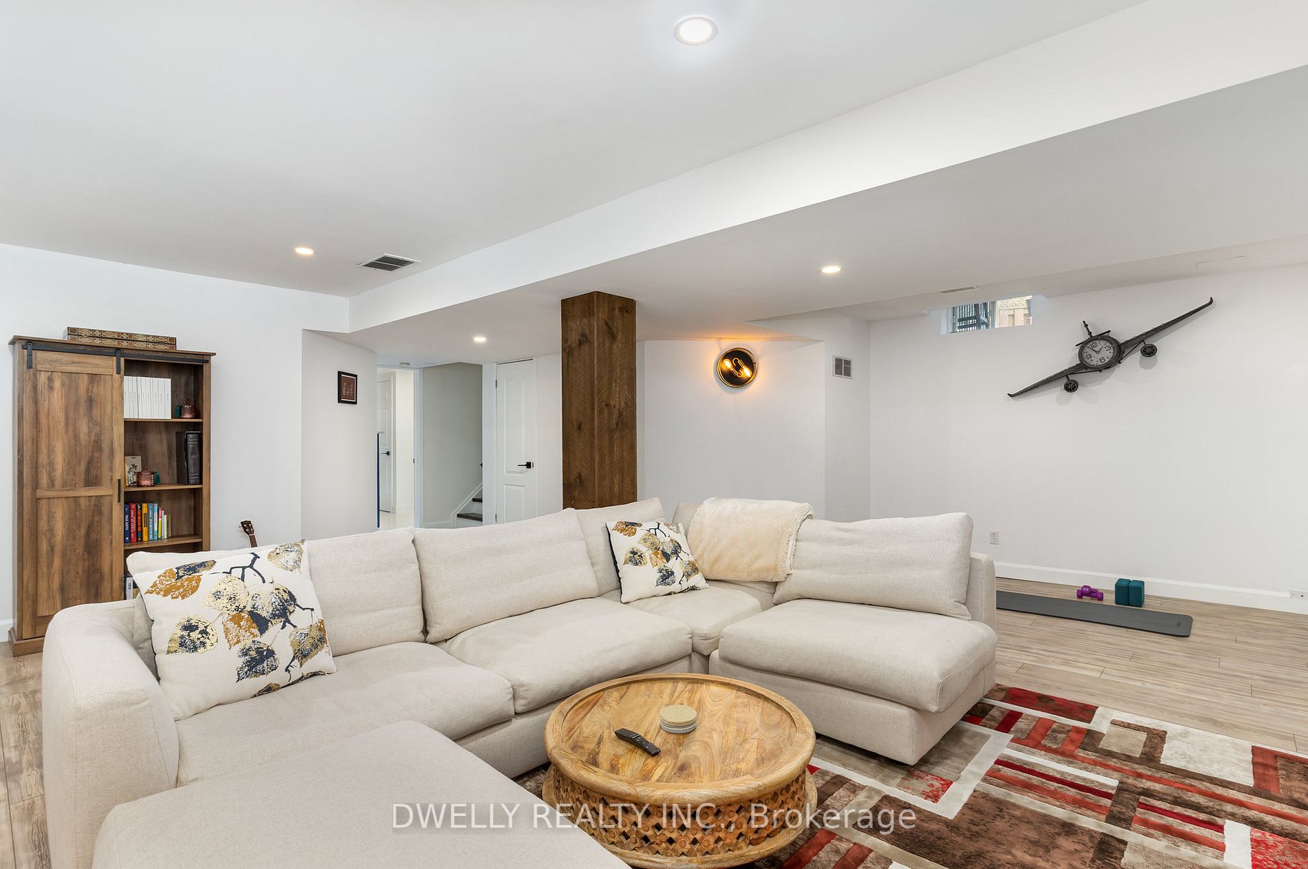 27 Gatesbury Crt
