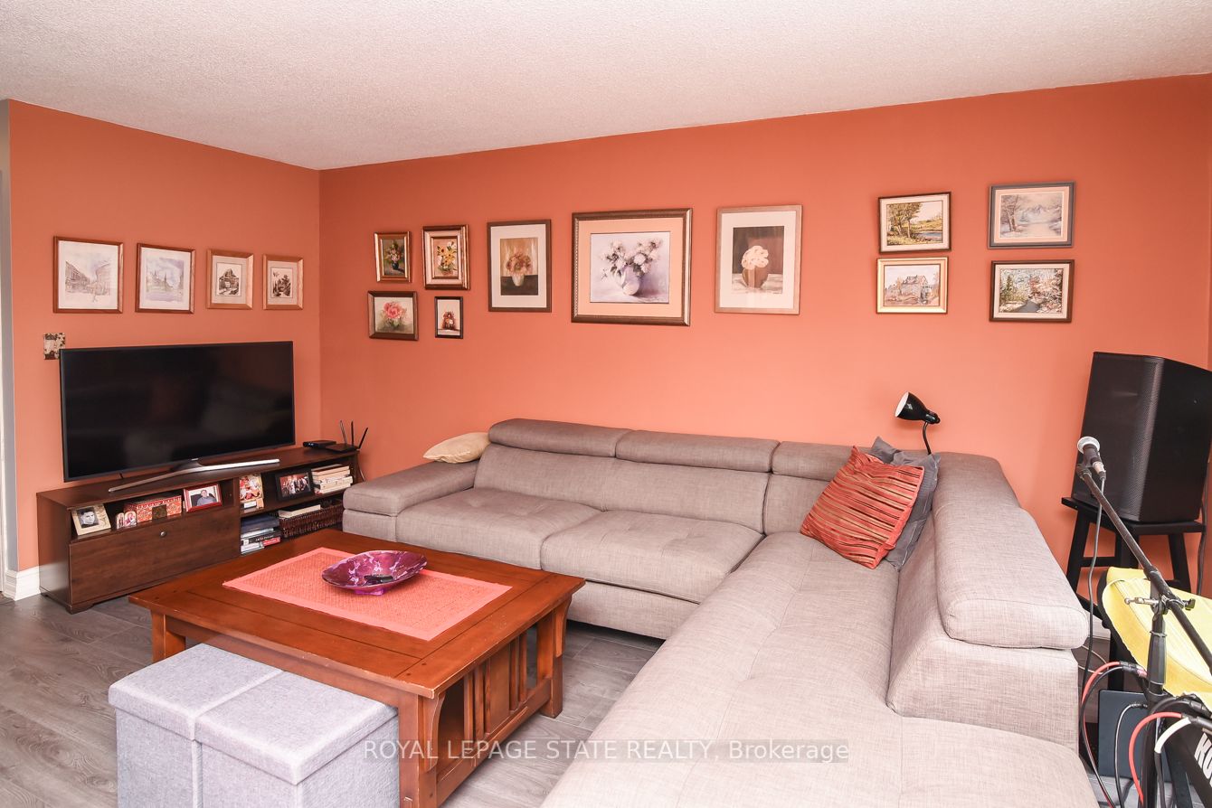 1 Royalwood Crt, #15