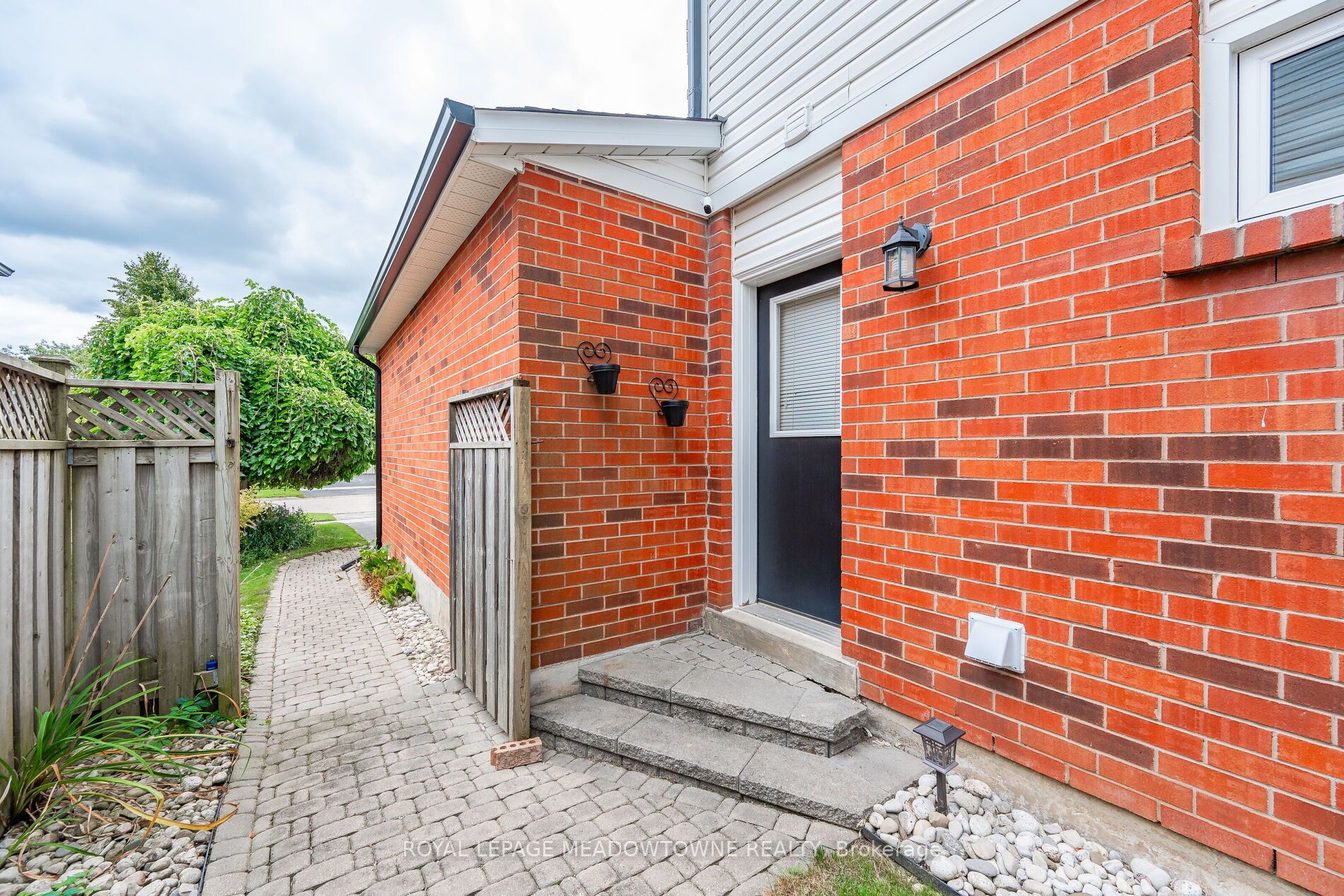 74 Royaledge Way