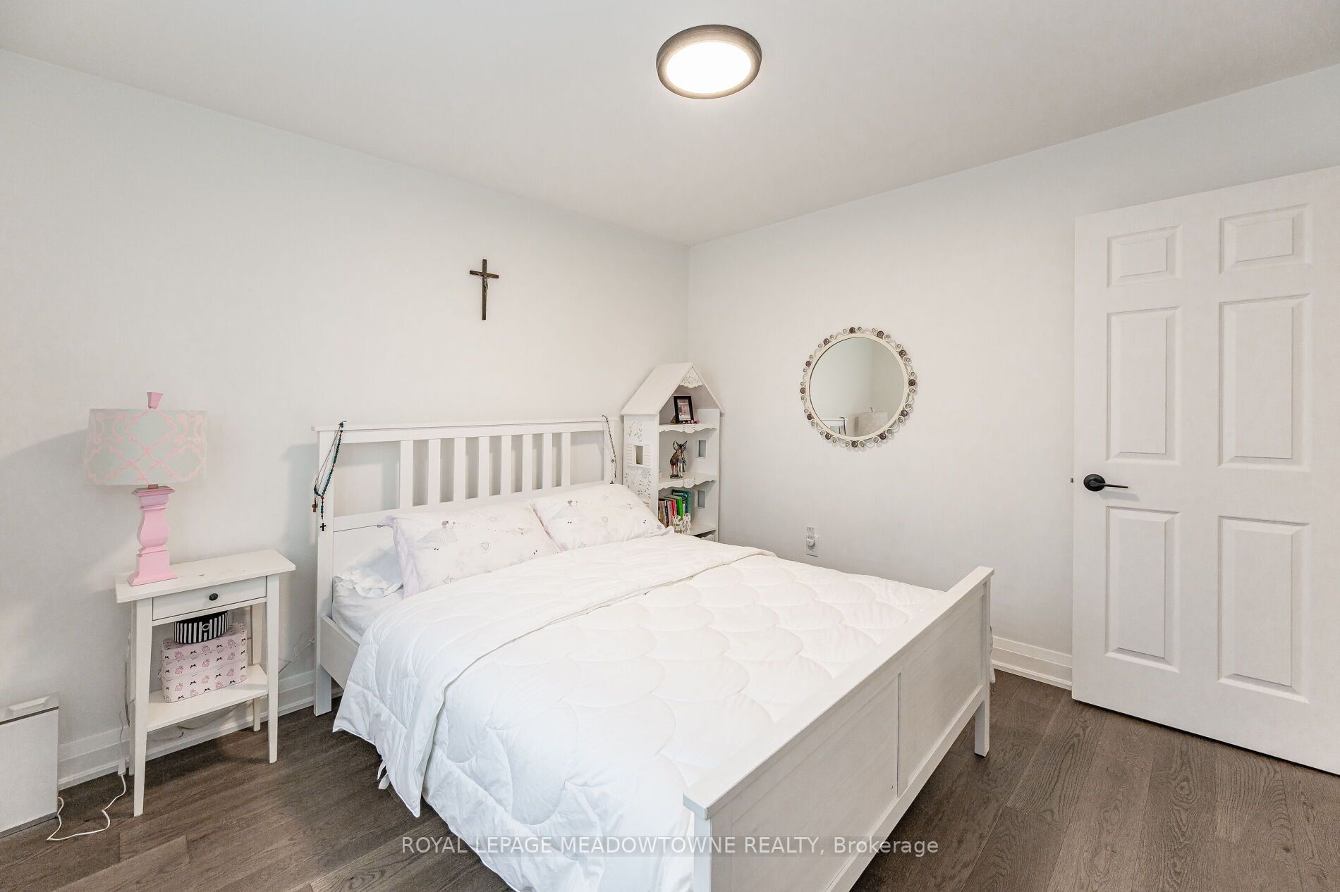 74 Royaledge Way