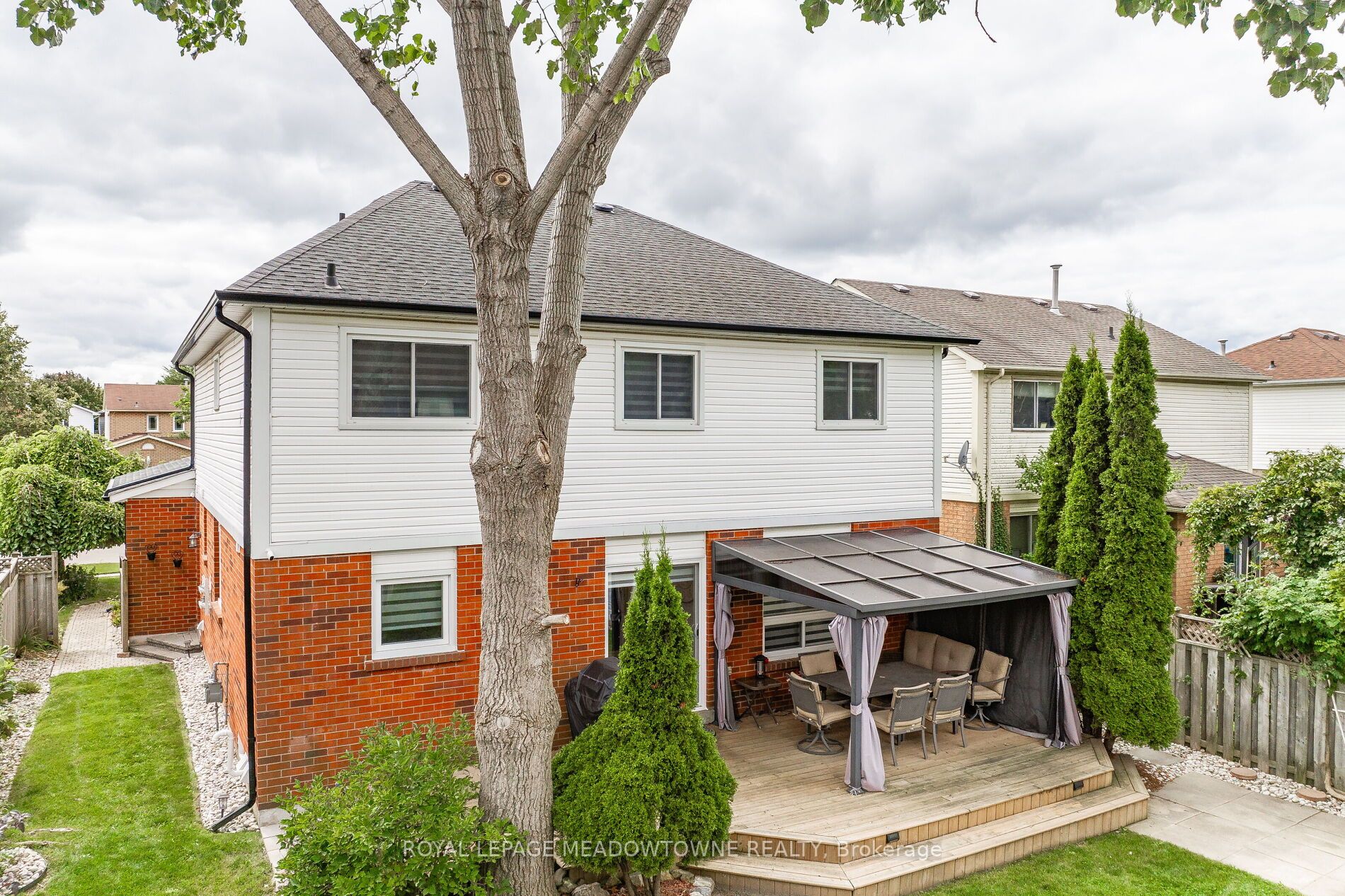 74 Royaledge Way