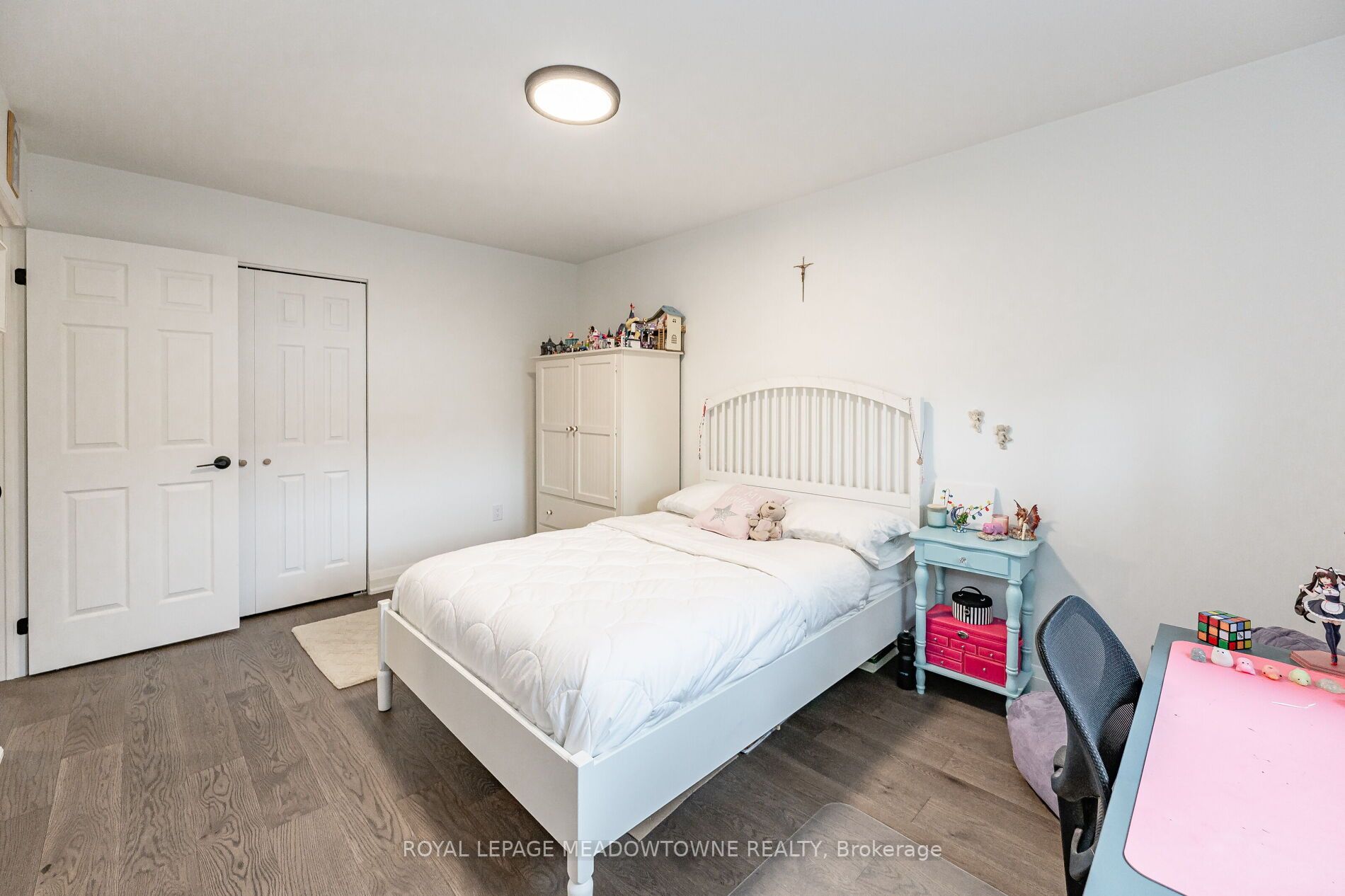 74 Royaledge Way