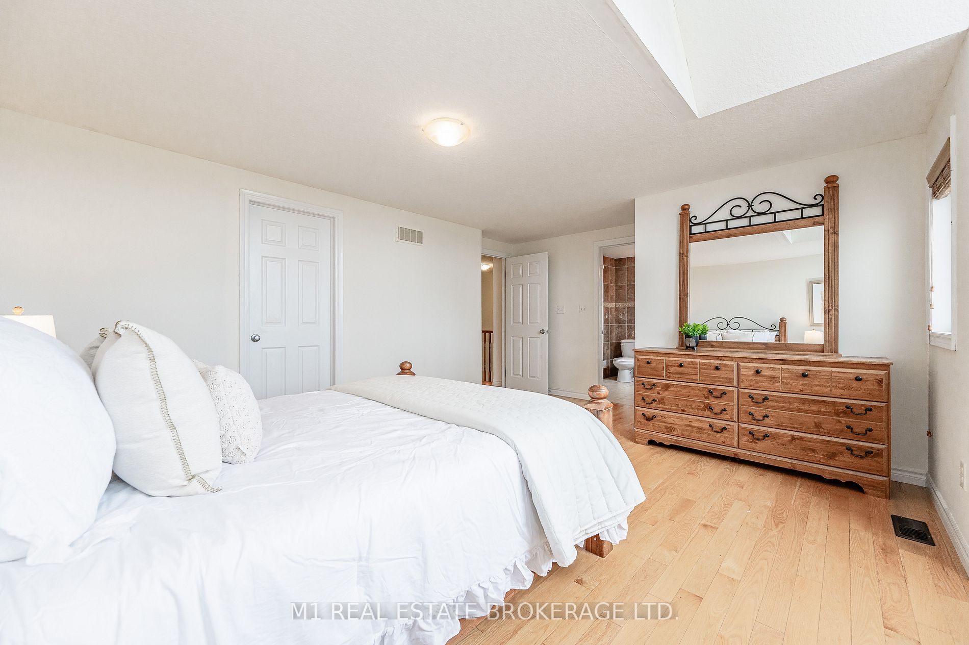 160 Curzon Cres