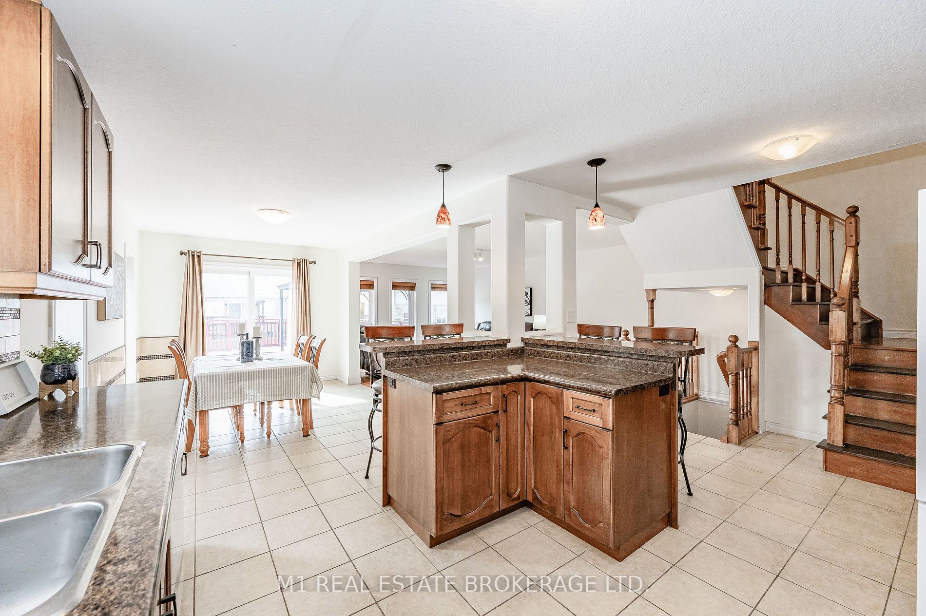 160 Curzon Cres