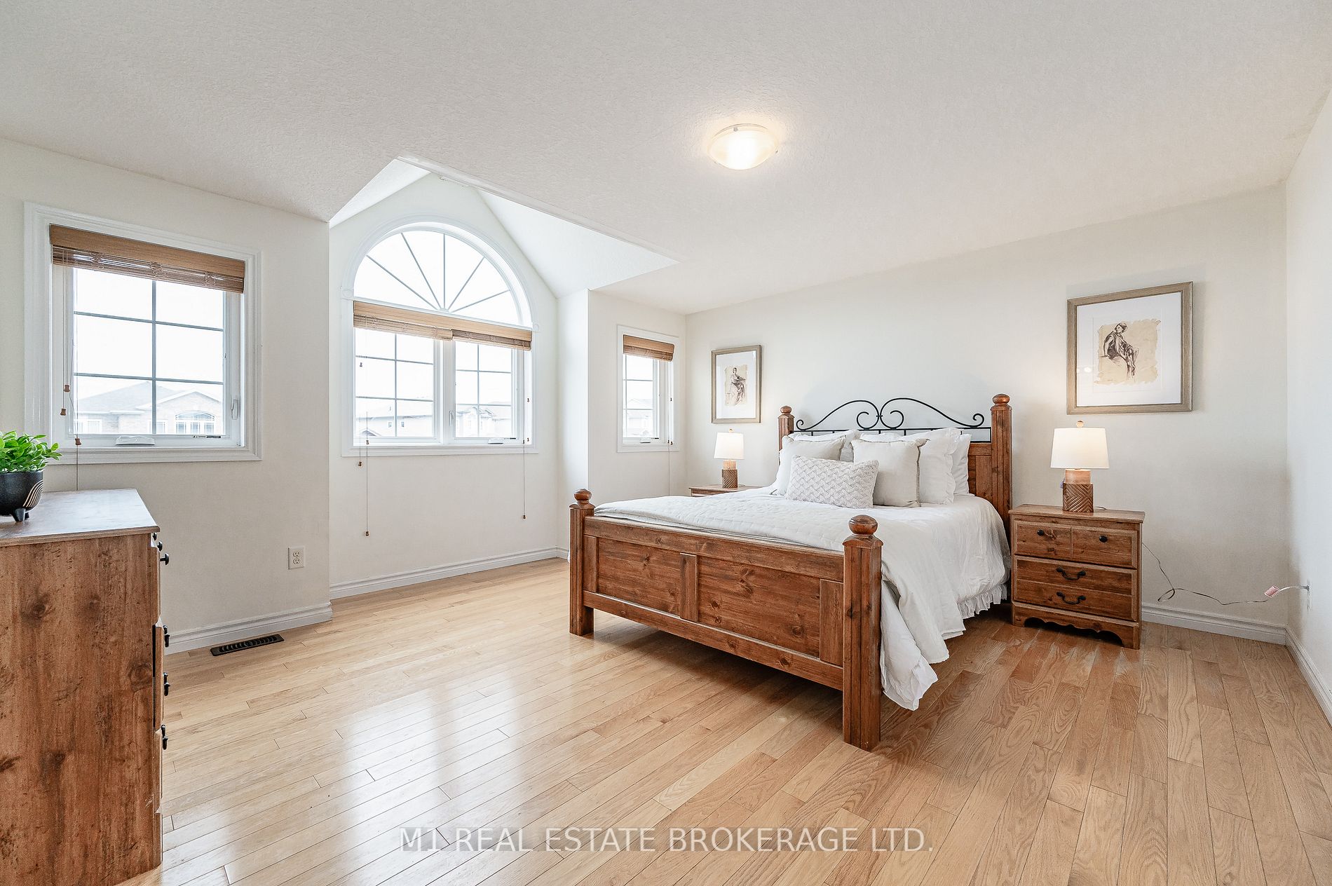 160 Curzon Cres
