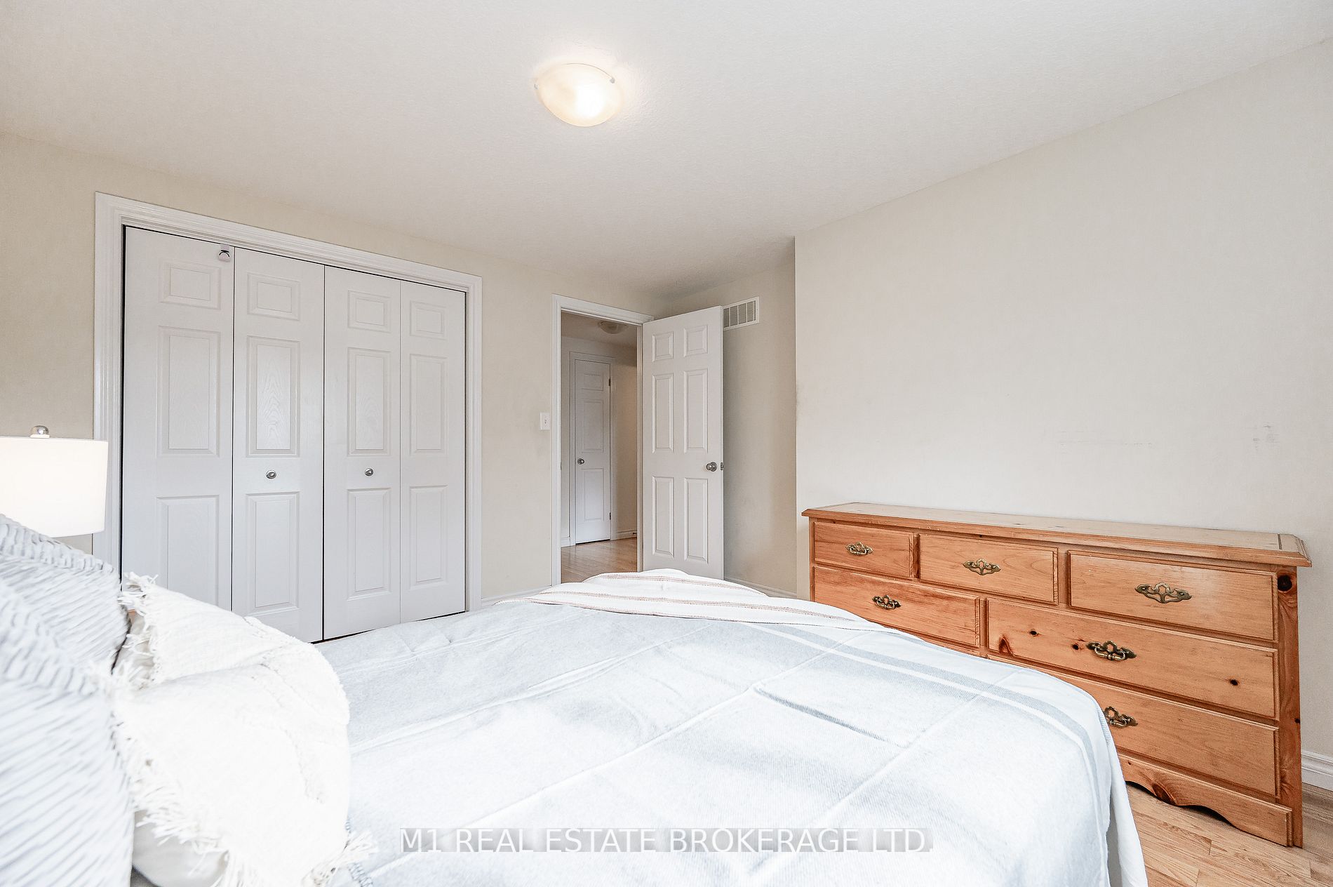 160 Curzon Cres