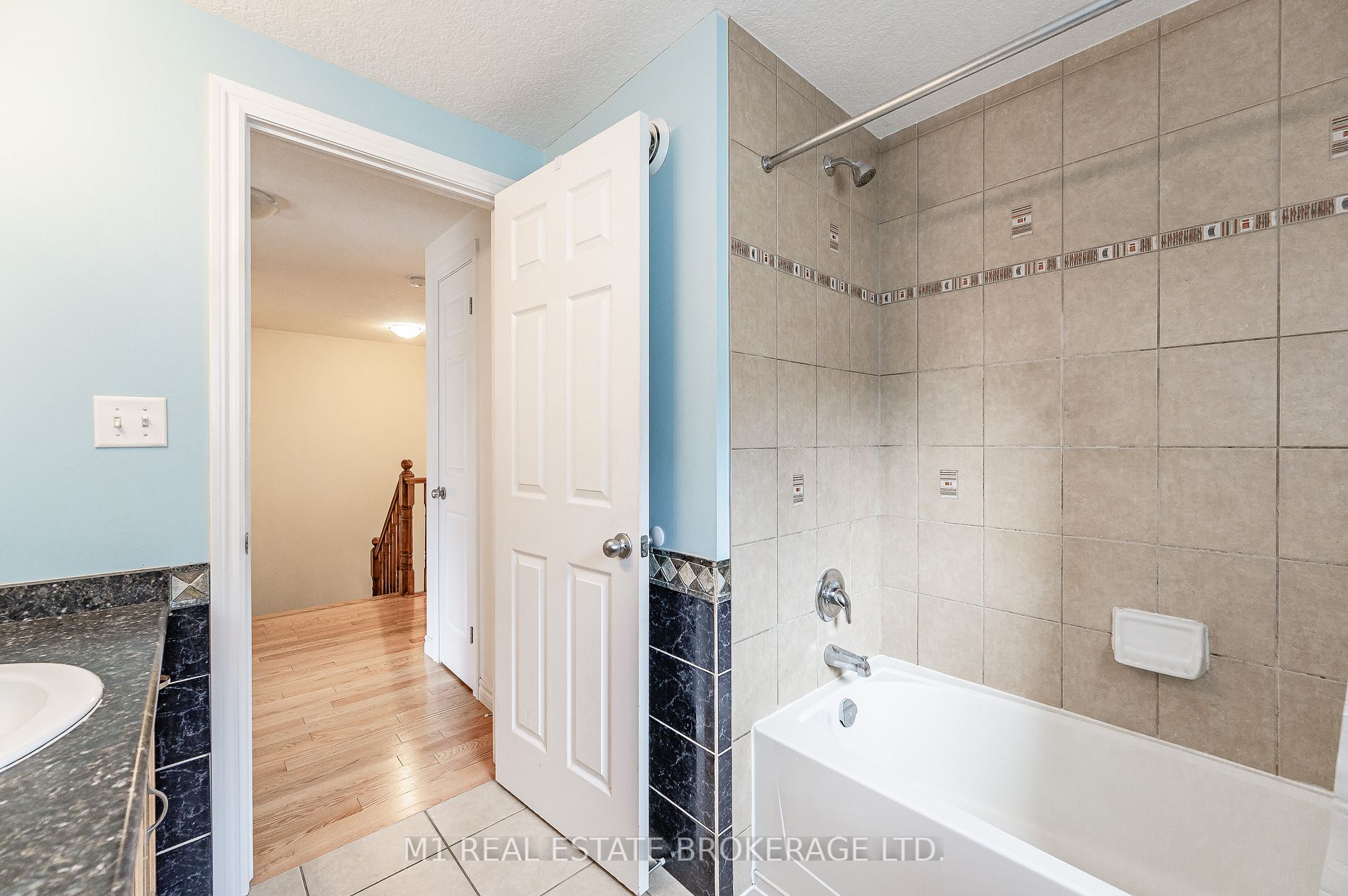 160 Curzon Cres