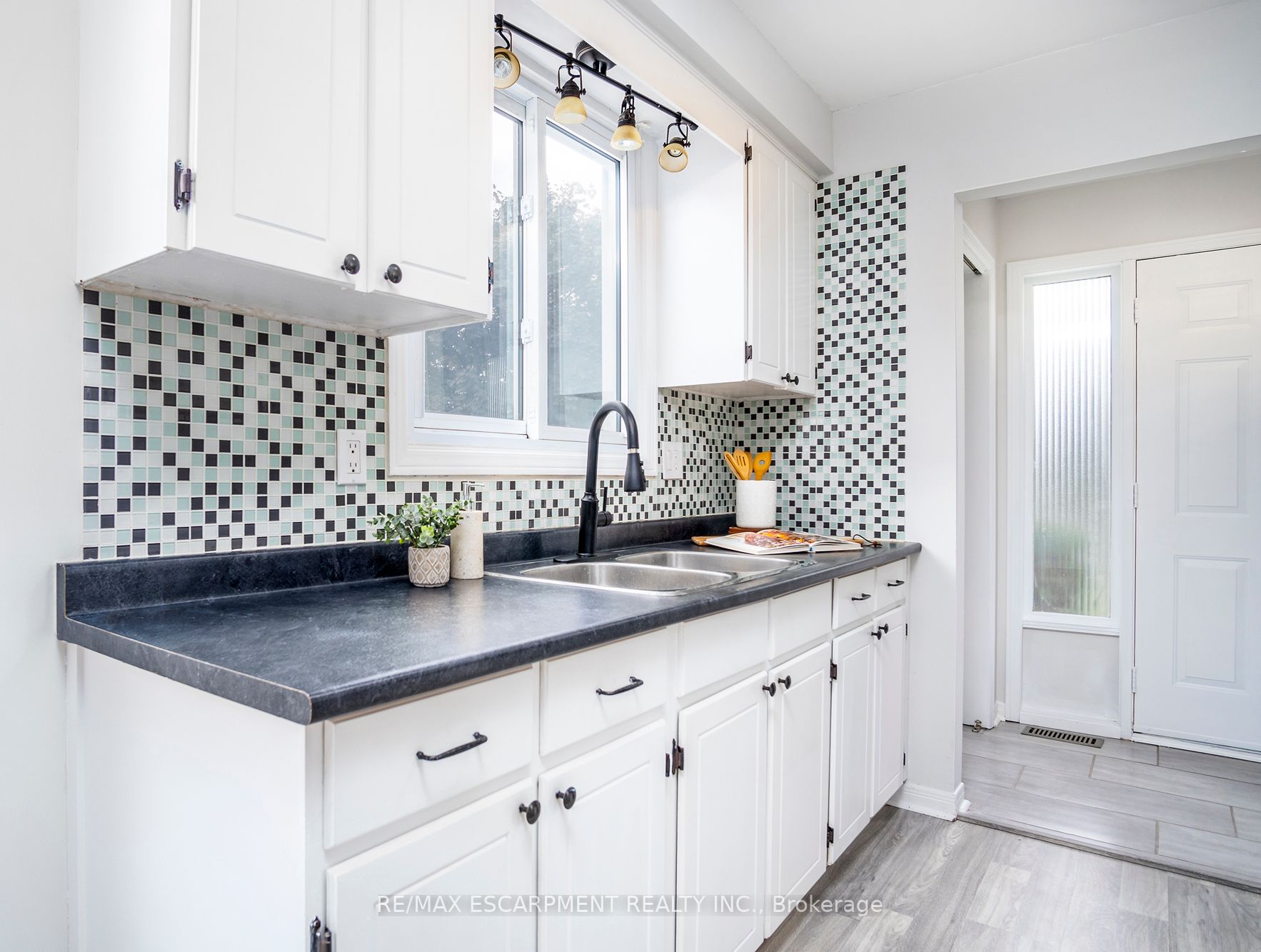 18 Dundee Dr