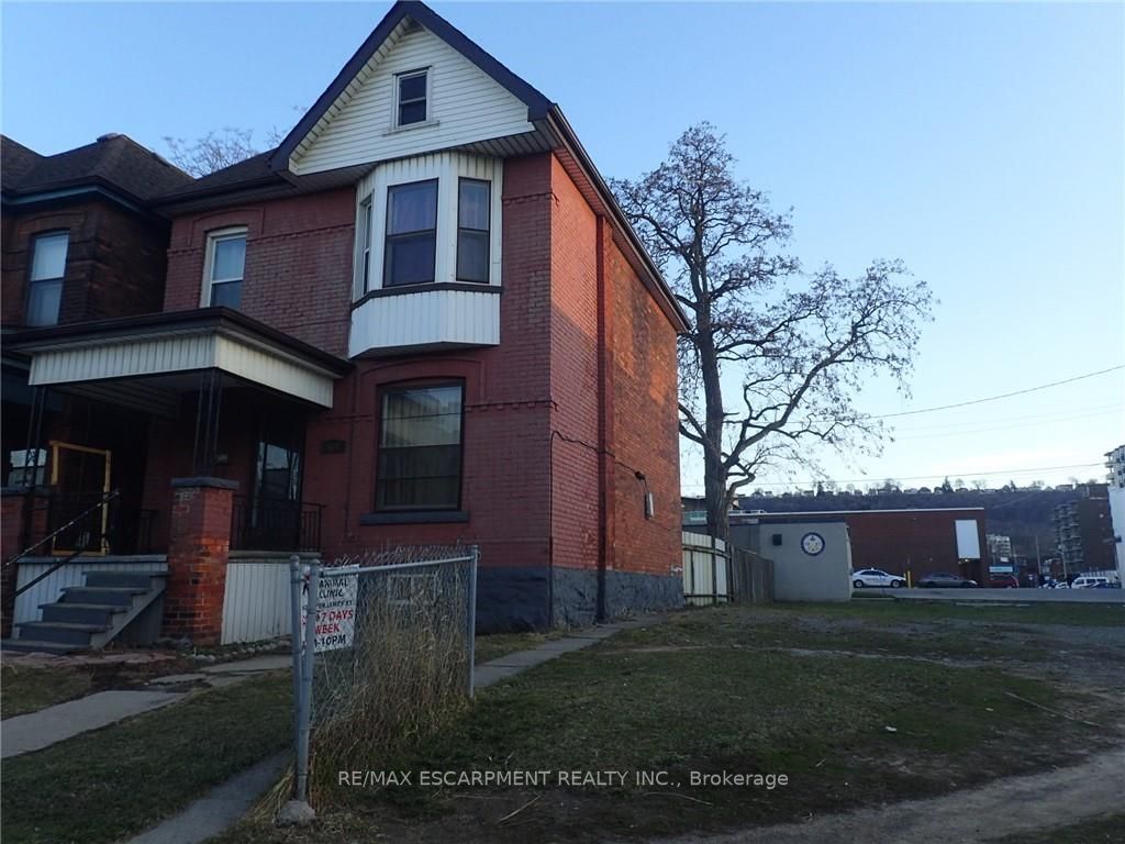 564 King St E