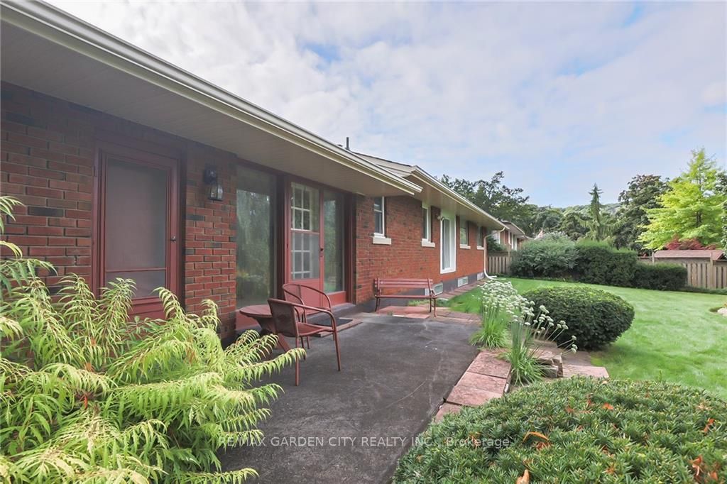 5 Lynnwood Ave