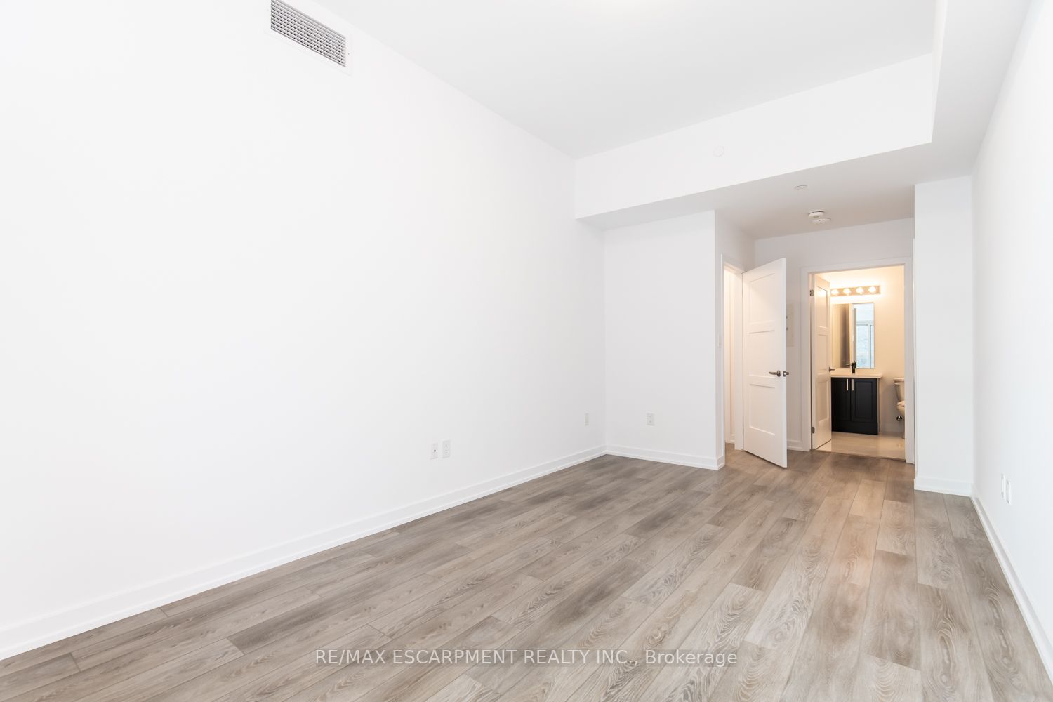 460 Dundas St E, #116