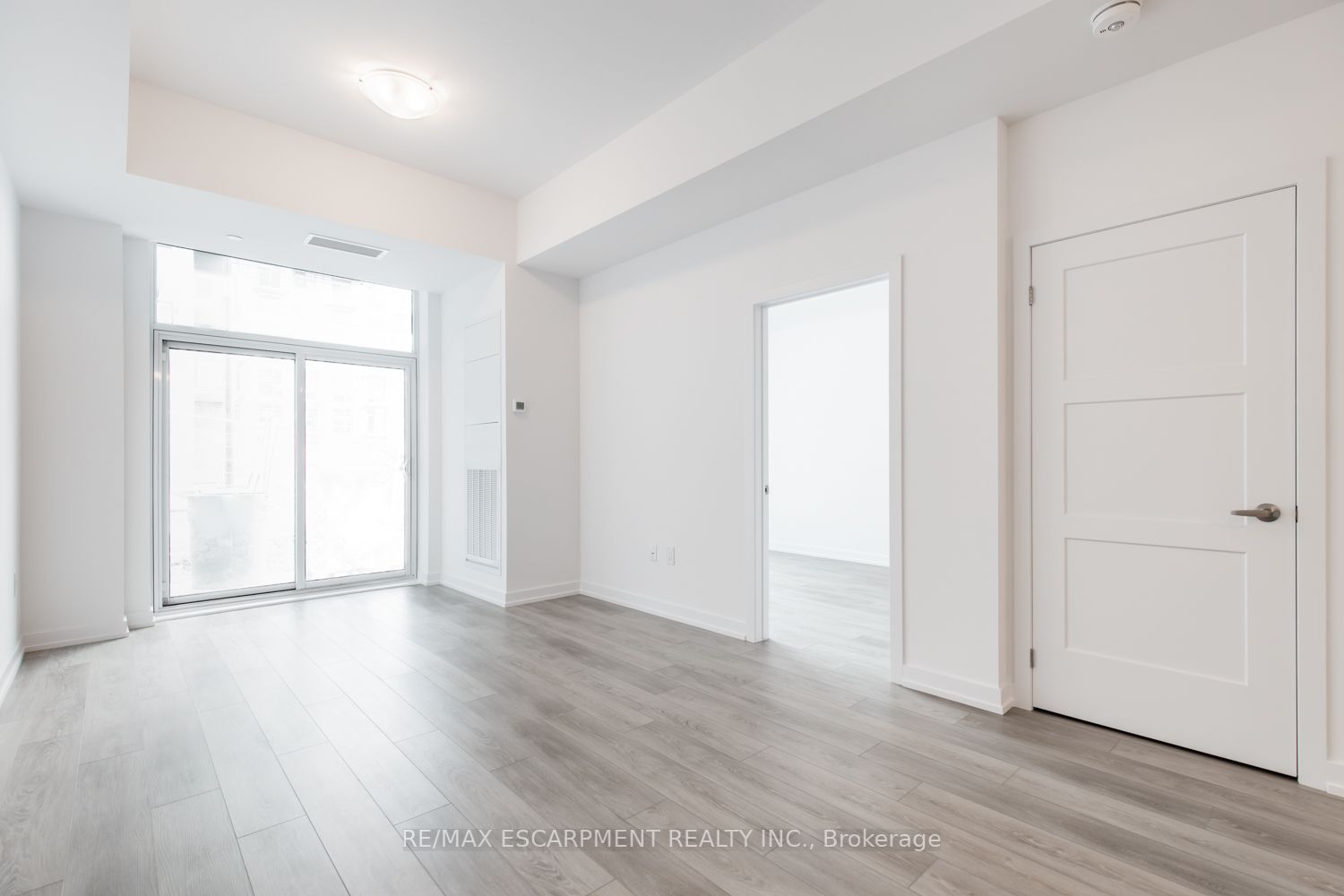 460 Dundas St E, #116