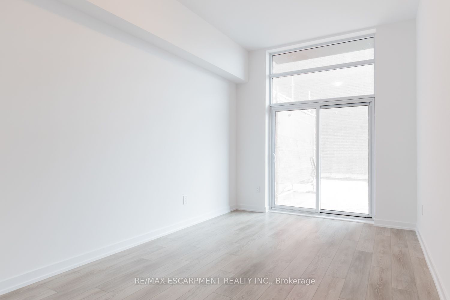 460 Dundas St E, #116