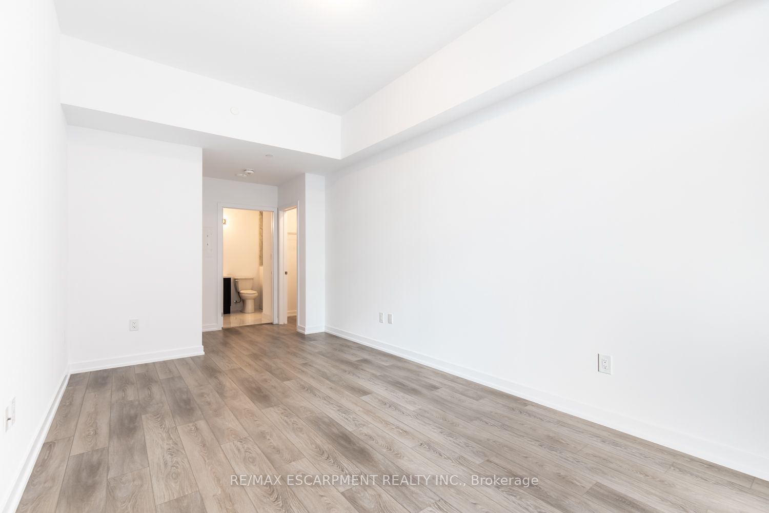 460 Dundas St E, #116
