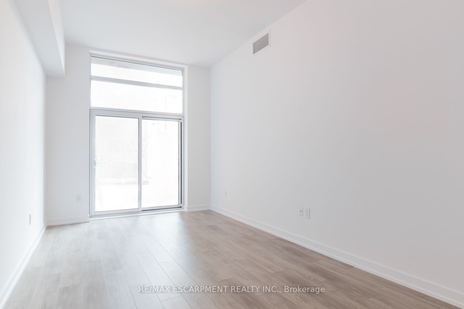 460 Dundas St E, #116