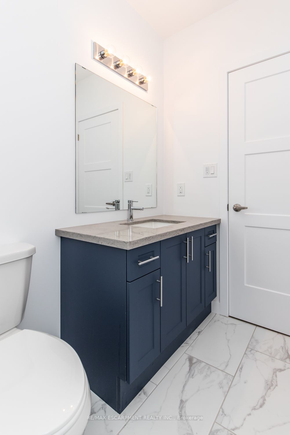 460 Dundas St E, #116