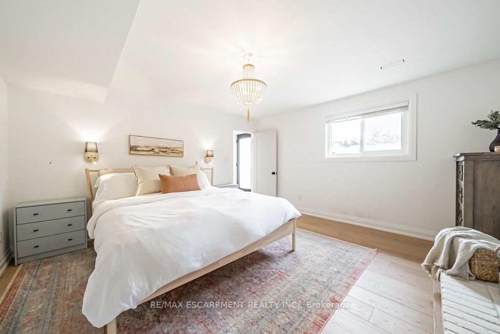 225 Athenia Dr