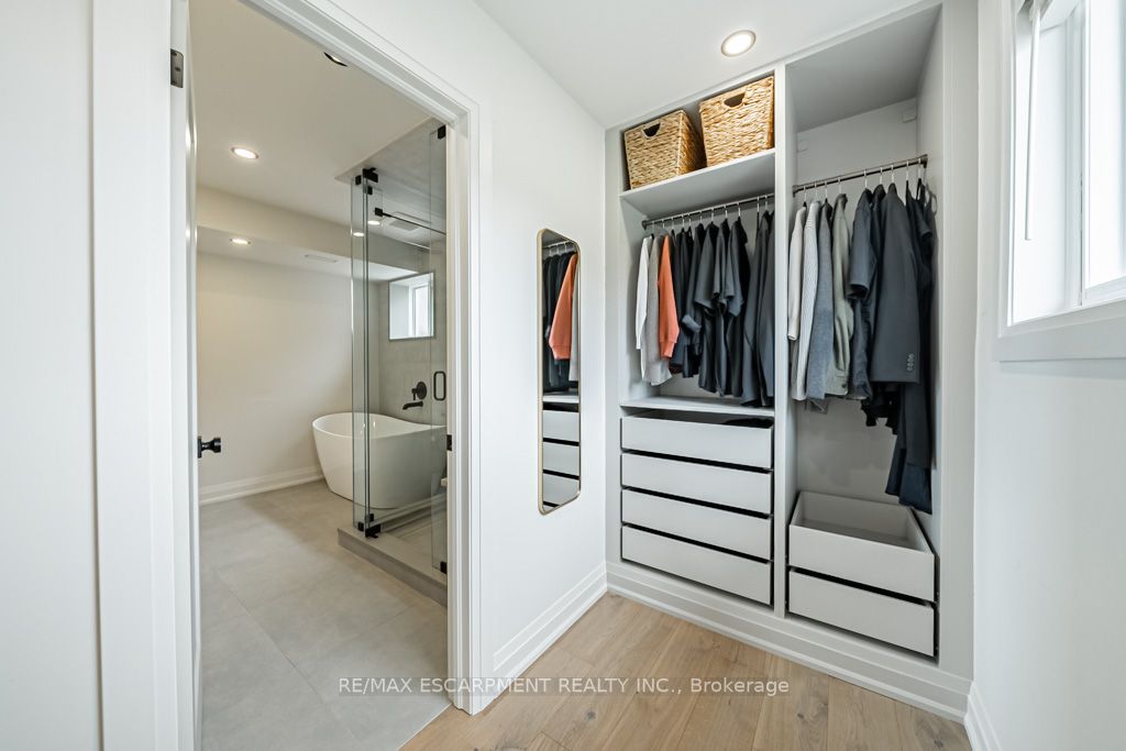 225 Athenia Dr