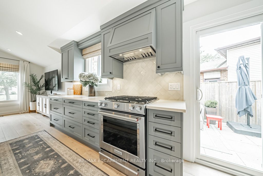 225 Athenia Dr