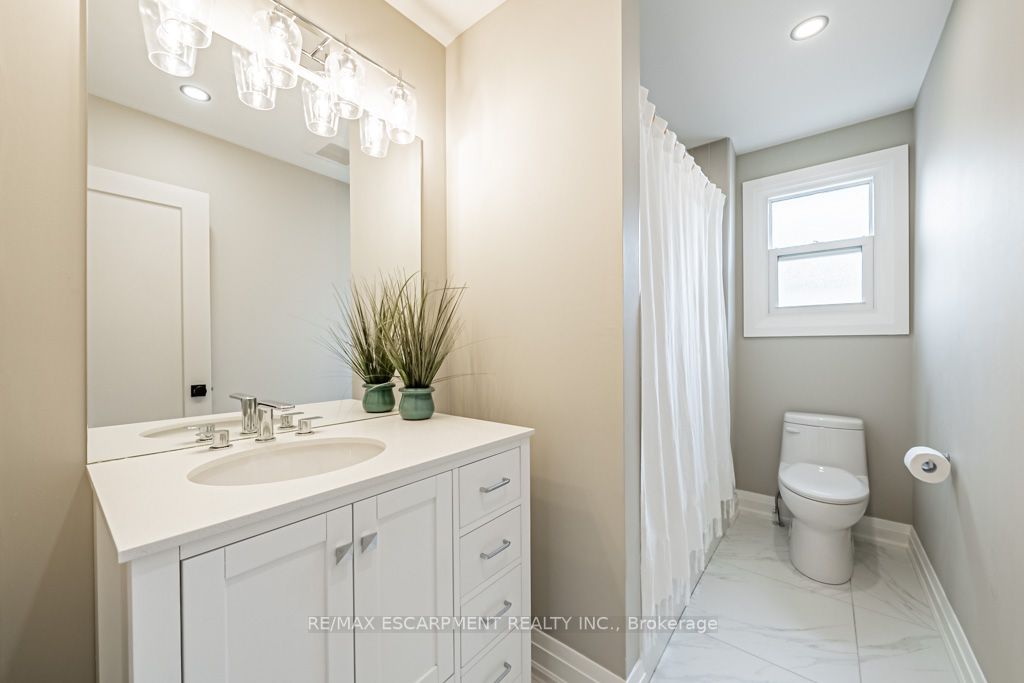 225 Athenia Dr