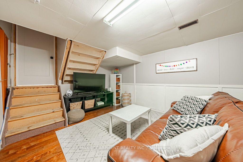 225 Athenia Dr