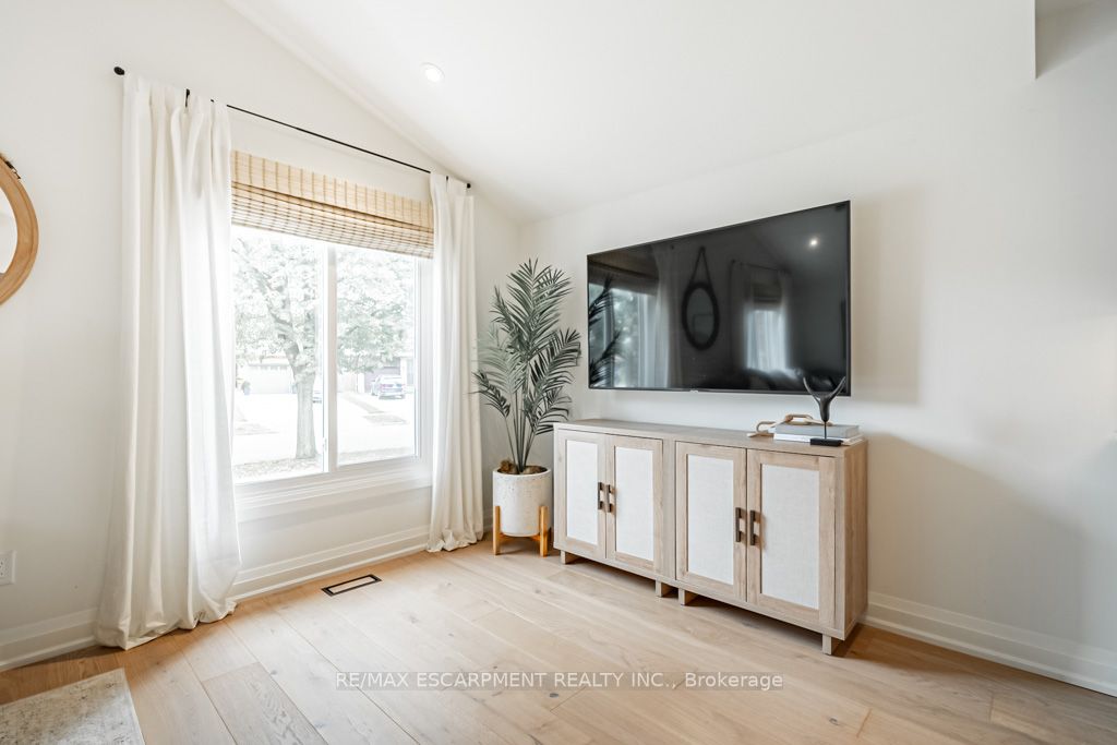 225 Athenia Dr