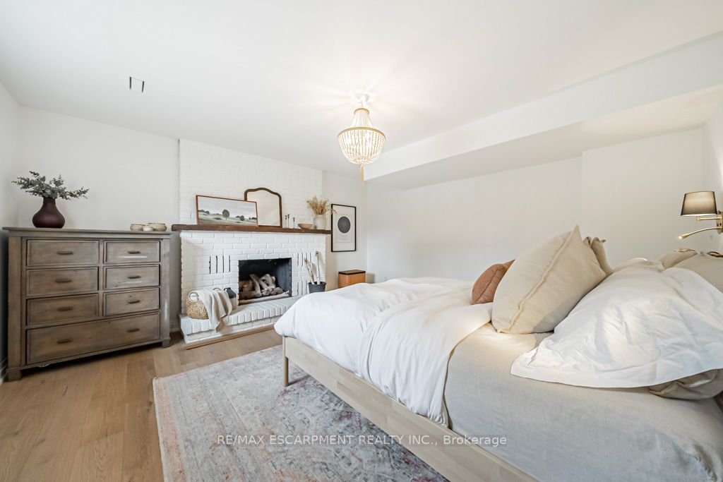 225 Athenia Dr