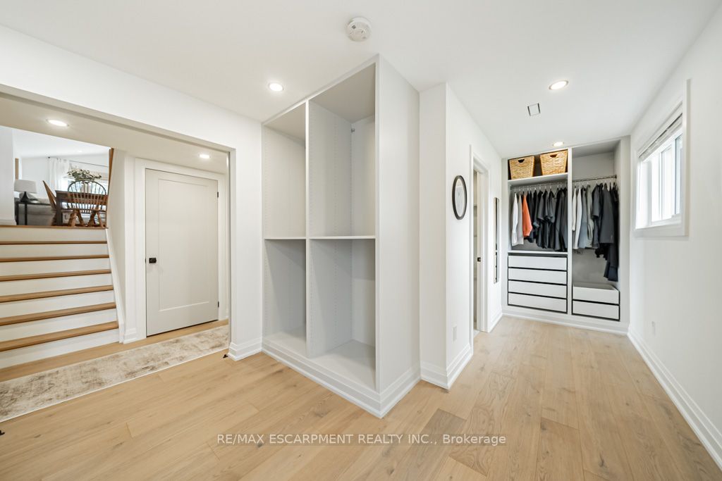 225 Athenia Dr