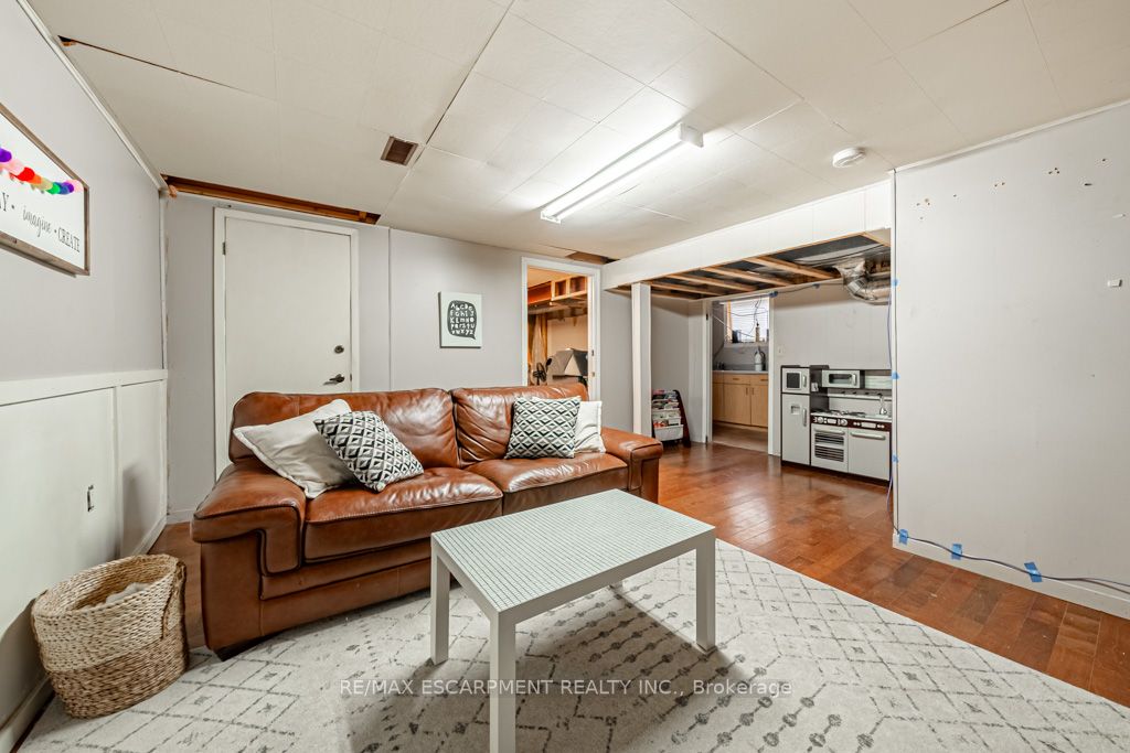 225 Athenia Dr