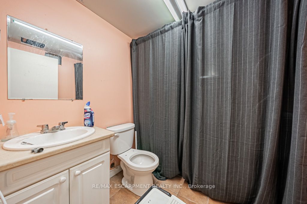 225 Athenia Dr