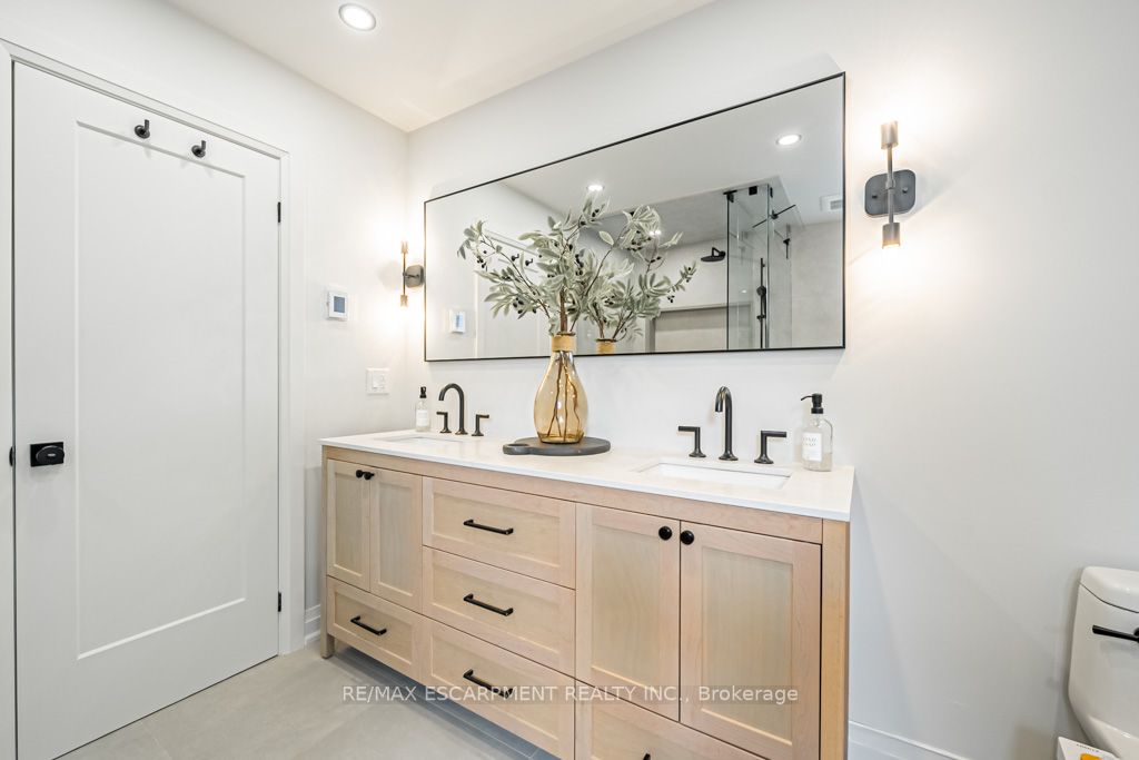 225 Athenia Dr