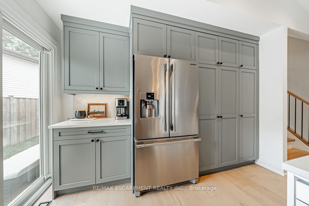 225 Athenia Dr